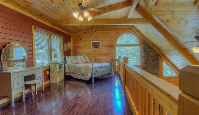 Come on Inn- Riverfront Home | Screened Porch | Outdoor Fire Pit