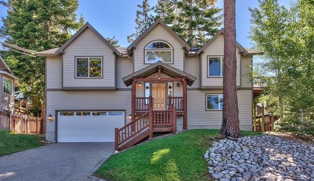 Come play in the mountains, Fenced yard, hot tub, plan your ski trip!