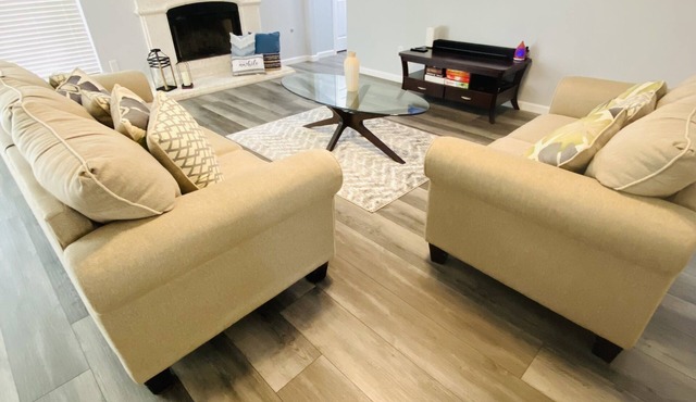Come relax at a private home at Walden on Lake Houston.