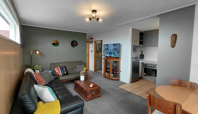 Come Relax at Hilltop Nest Retreat - Doggos Welcome :)