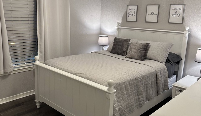 Come relax at Kozy on Kipling. Close to shopping, eats, hospital,university, i10