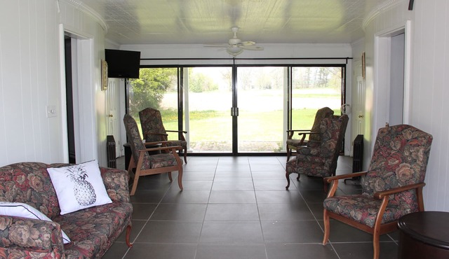 Come relax at our country oasis, close to Toronto, Lake Ontario & Niagara