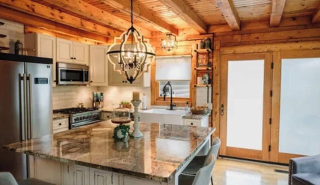 Come relax at our cozy waterfront cottage in charming Brighton, U-M Ski Legacy