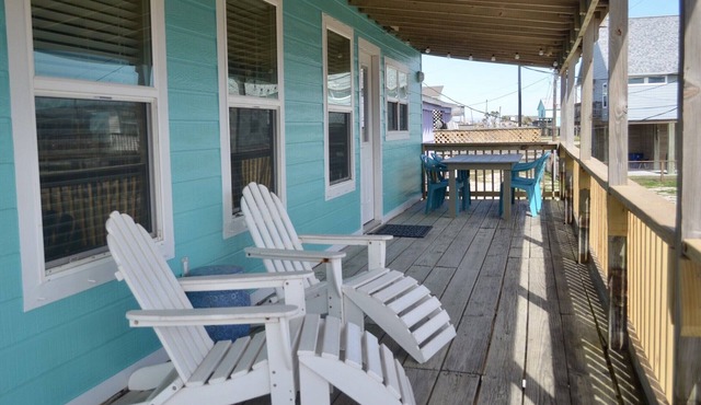 Come relax by beach, cozy cottage close to the beach & Jetty. Water views