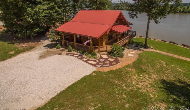 Come relax & enjoy our luxury log cabin, watch barges on banks of the Ohio River