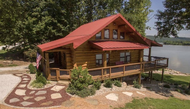 Come relax & enjoy our luxury log cabin, watch barges on banks of the Ohio River
