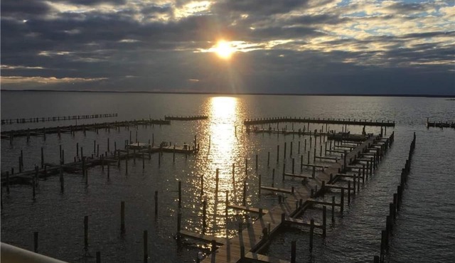 Come see beautiful fall sunsets over the bay! Amazing off season rates!