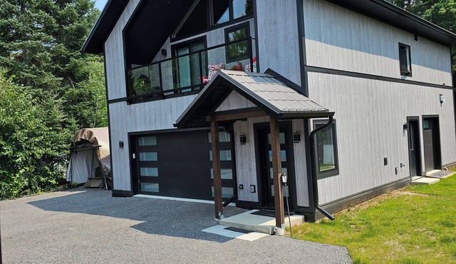 Come See the Fall Colors n2 Bedroom Executive Apartment in Utterson