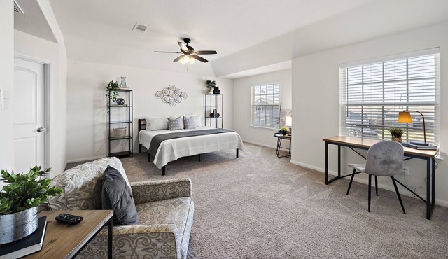 Come stay a while 3 bedroom WiFi Smart TV in every room Covered Patio Fire Pit Q