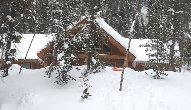 Come Stay and Play in the Rockies with 2 King and 6 Queen beds! Great ESCAPE!