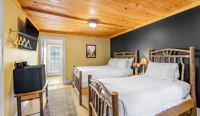 Come stay at the Alpine Lodge!