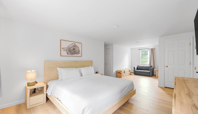 Come stay at the Bromley Two Bedroom Suite!