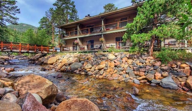 Come stay at the Mountain Lodge for unbelievable views!