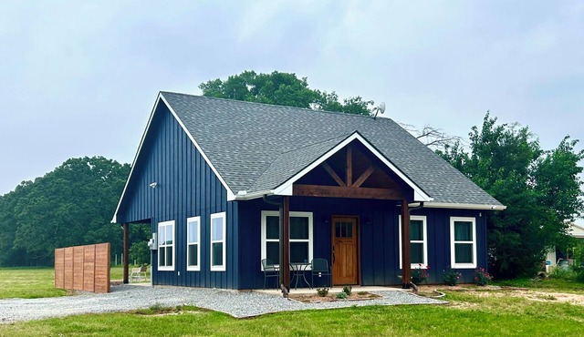 Come stay at Two Lakes Cottage just minutes away from Bois d’Arc Lake