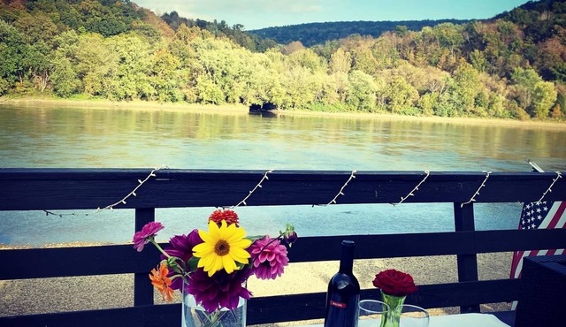 Come stay in the beautiful endless mountains on the bank of the River