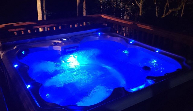 Come stay on the farm! King Bed Hot tub minutes from Alpine Helen GA