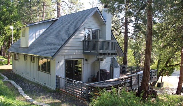 Come stay & play in our family-friendly cabin.your very own mountain getaway!