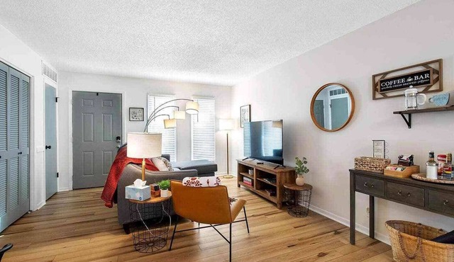 Come stay with us at this modern 2, bed 1 bath apartment located in West Wichita