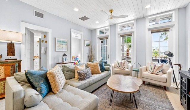 Come stay with us at the Golden Hour! Spacious and relaxing 2 bed/2 bath cond