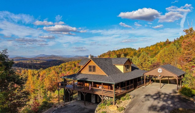 Come To Escape - Stunning home with game room, hot tub, pet friendly!