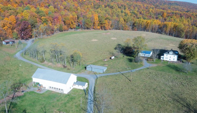 Come to my home Farmhouse. 4 bedrooms, WiFi, AC in McConnellsburg, Pa.
