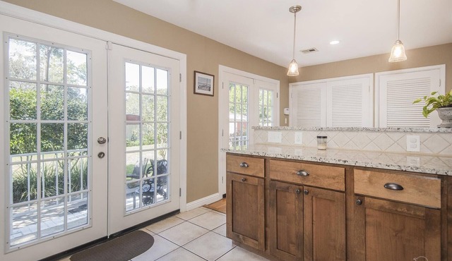 Come to Pensacola White Sand beaches, in a great location 🏚️