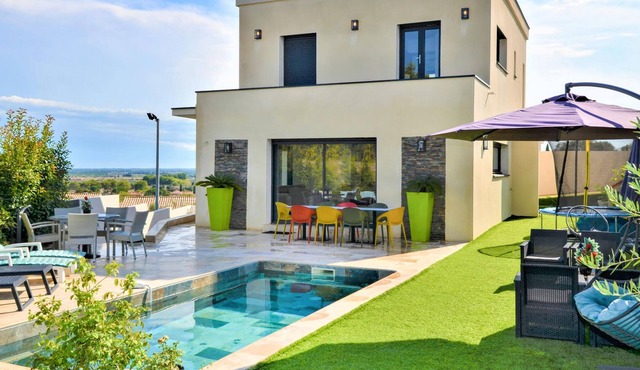 Come to this beautiful vacation home with private, out of sight pool, near Nîmes and the Pont du Gar