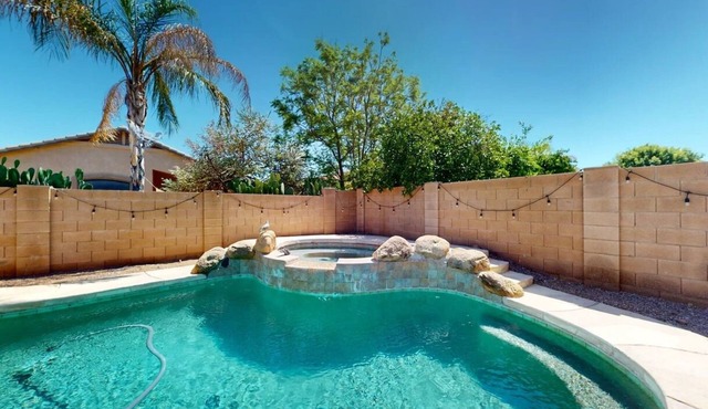Come Vacation in your own Private Pool & Spa!