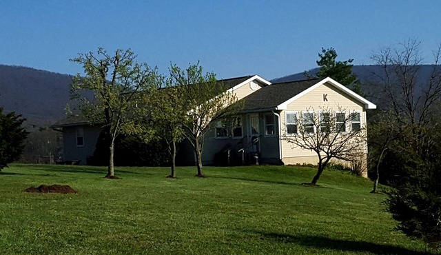 Come view the foliage of the Shenandoah Valley. Mt. Views. Pool table, ping pong