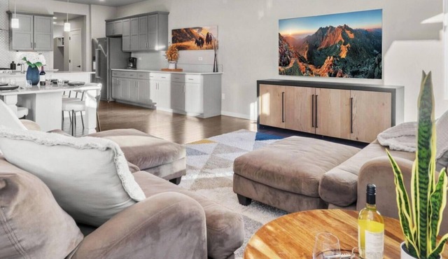 Comet Haus | Modern 3BR w/Office & King Beds