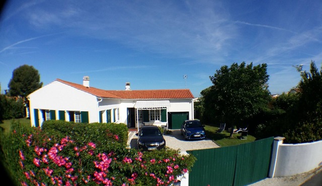 Comfortable villa, space, nature, enclosed garden, 100m beach and village