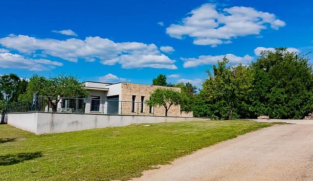 Comfortable villa for 2 to 10 people with private pool, gym and sauna