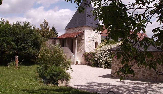 Comfortable 15th-century house with private fishing pond and swimming pool in wooded grounds