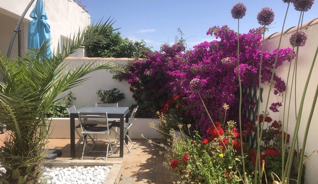 Comfortable apartment with courtyard close to the center and beach.