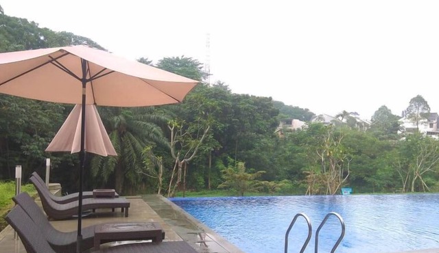 Comfort 1Br At Royal Heights Apartment