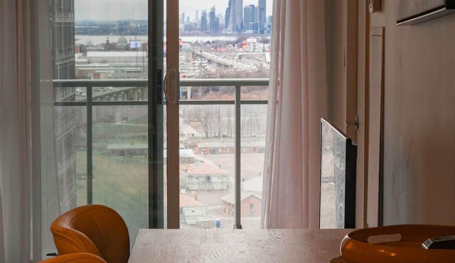Comfort 2 Bed Suites close to Harbour Front CN Tower Rogers Centre Free Parking
