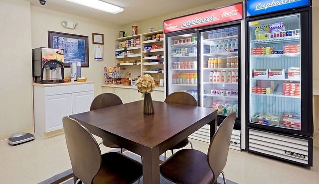 Comfort and Convenience! Free Parking, Pets Allowed, Near Strawbridge Lake Park