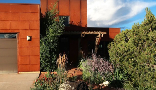 Comfort and beauty: 2BR artists' home near Capitol Reef