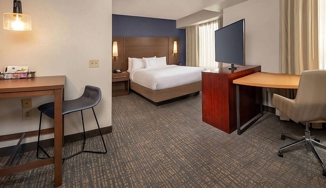 Comfort and Convenience! Pet-friendly Unit with Fully equipped Kitchen!