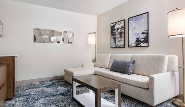 Comfort and Convenience! Onsite Pool, Close to Cape Henry Lighthouse
