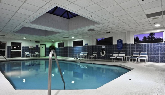 Comfort and convenience! Two Units Near Attraction, Pool and Hut Tub