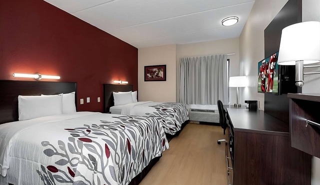 Comfort and Convenience! Free Parking, Pool, Pets Allowed, Near St. Johns River