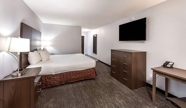 Comfort and Convenience! Comfortable & Secured Unit for Your Stay! Free Parking