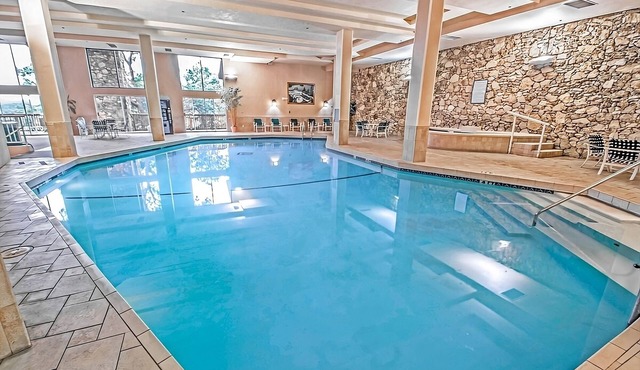 Comfort and Convenience! Onsite Pool, Free Parking, Near Lake of the Ozarks