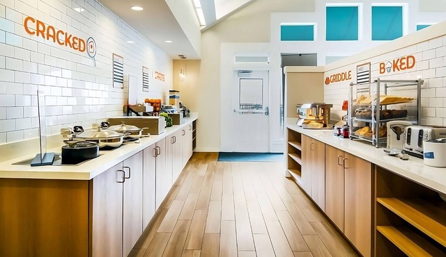 Comfort and Convenience! Spacious Suite with Kitchen, Free Grab & Go Breakfast!
