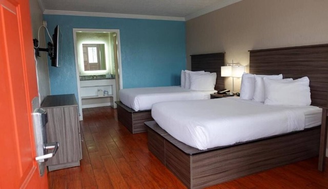 Comfort and Convenience! 3 Relaxing Units, Free Breakfast, Near Melbourne Beach