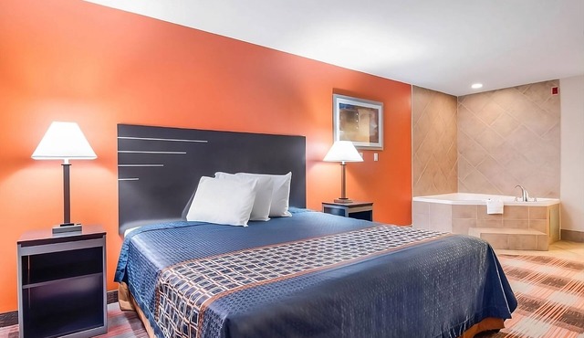 Comfort and Convenience! Free Parking, Near Heritage Park & River Line Park