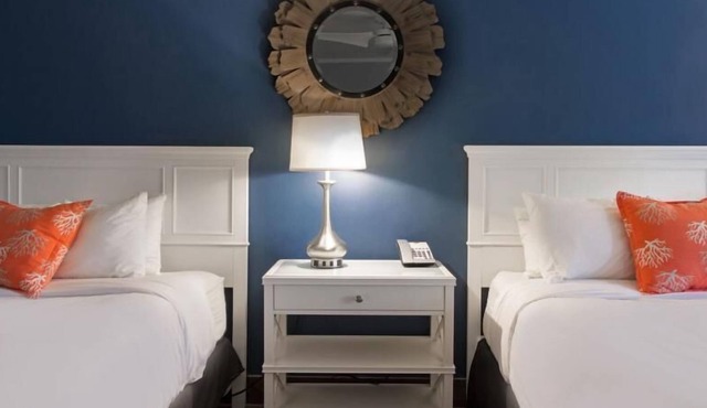 Comfort and Convenience! 4 Relaxing Units, Onsite Tennis Courts, Free Parking