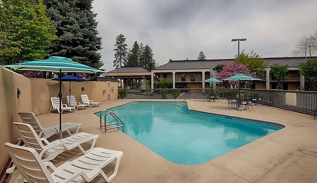 Comfort and Convenience! 2 Relaxing Units! Close to Bend Municipal Airport!