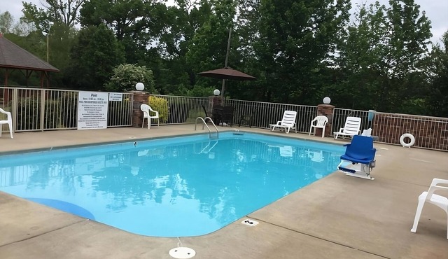 Comfort and Convenience! 2 Pet-friendly Units, Free Breakfast & Parking, Pool